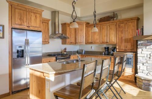 Bear Crossing House | Downtown WP Chalet 1415 I Private Hot Tub I Great Views I Activity Program