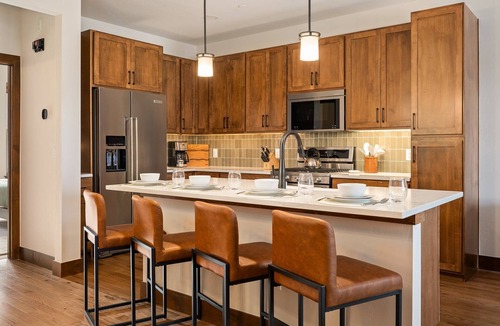 Rendezvous House | Downtown WP Chalet 24 I Great Views I Private Hot Tub I Bunks I Arcade I Discounted Attractions