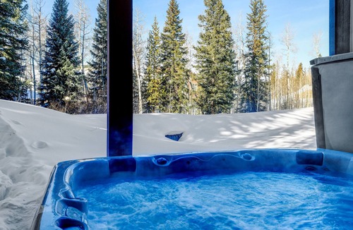 Rendezvous House | Downtown WP Chalet 47 I Great Views I Private Hot Tub I Bunk Room I Discounted Attractions