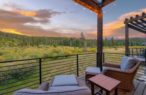 Winter Park House | Downtown WP River Front Villa 92 I Rooftop Lounge I Hot Tub I Great Views I Activity Program