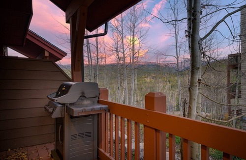 Bear Crossing House | Downtown WP Villa 865 I Private Hot Tub I Views I Table Tennis I Bunkroom I Discounted Attractions