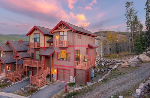 Bear Crossing House | Downtown WP Villa 865 I Private Hot Tub I Views I Table Tennis I Bunkroom I Discounted Attractions