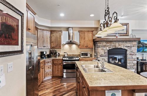 Bear Crossing House | Downtown WP Villa 835 I Private Hot Tub I Views I Work Desk I Bunk Room I Discounted Attractions