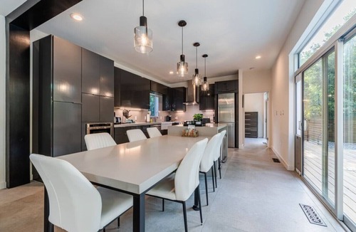 Galindo House | Dreamy Modern Retreat: Pool + Sauna: Mins from DT