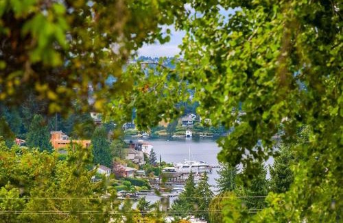 West Bellevue House | DT Bellevue Hidden Gem With a View & AC