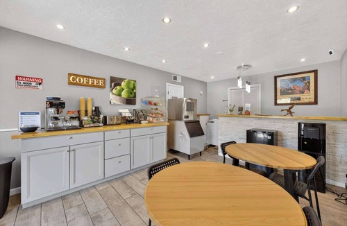 Manitou Springs Apartment | Eagle Motel Suite 111