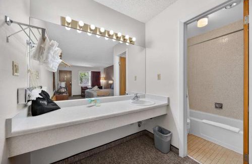 Manitou Springs House | Eagle Motel Suite 224