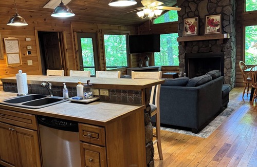 Boone Cabin | Eagle's Nest Retreat: Just Minutes from Downtown Boone