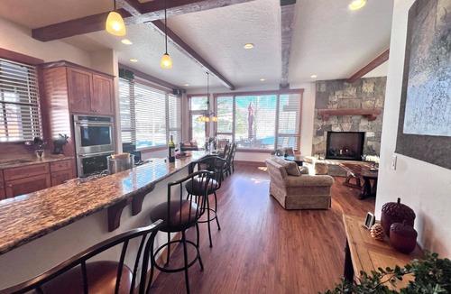 Three Peaks Ski Chalet | Eagles Nest Mtn Views Dog-Friendly Ev Charger Ski/Hike