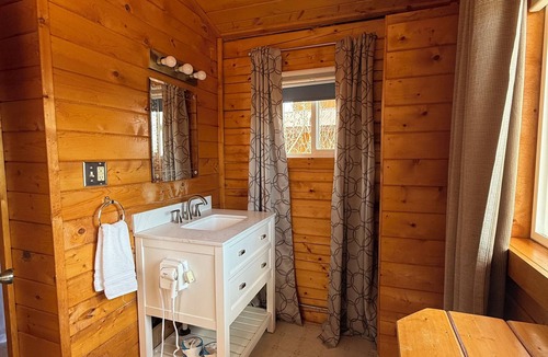 Healy Cabin | Earthsong Lodge - Two Bedroom Cabin