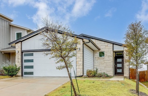 Austin House | East Austin 3BR | Skyline Views | Drop-In + Garage