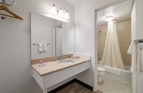Danville Hotel | Econo Lodge Auburn I-95
