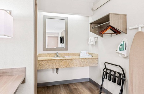 Hickory Hotel | Econo Lodge Hickory