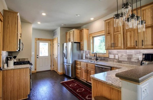 Granby House | Edgewater Cabin on the Fraser River | 3BR, Sleeps 7 | Hot Tub & Pool