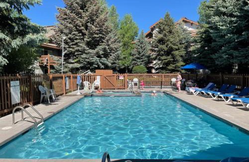 Edwards House | Edwards Mountain Chic On River Pool and Hot Tubs