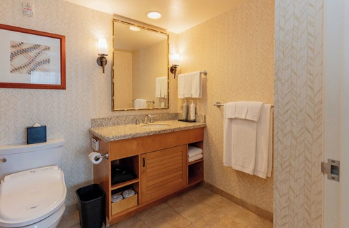 Waikiki Resort | Embassy Suites by Hilton Waikiki Beach Walk