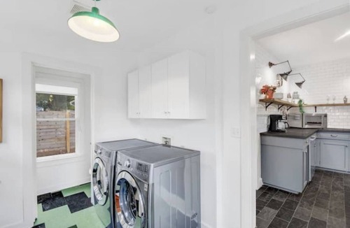 Galindo House | Enchanting Bungalow with Private Detached Studio, Close to South Congress!