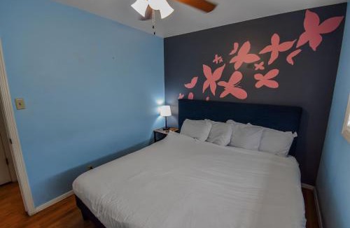 Southeast House | Enchanting Upper Unit with City Charm