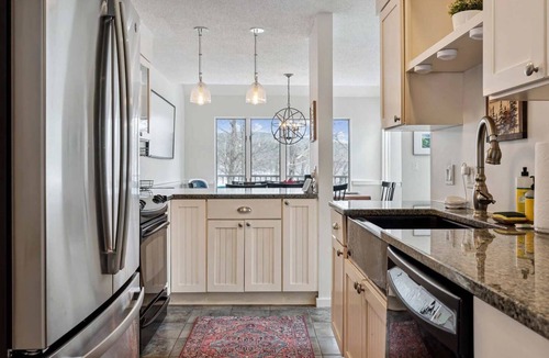 West Hartford Condo | End-Unit Condo with Sauna & Pool, Deere Run