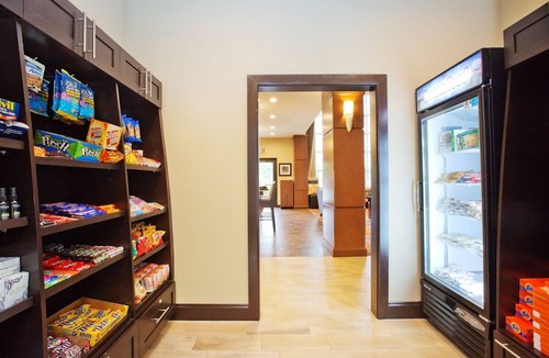 Sweetbriar Apartment | Enjoy a Free Breakfast Buffet! King Studio, Pool & Gym.