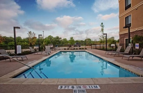 Sweetbriar Apartment | Enjoy a Free Breakfast Buffet! King Studio, Pool & Gym.