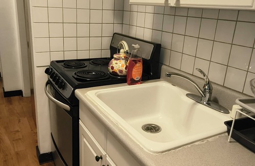 North Beacon Hill Apartment | Enjoyable 1-bedroom apartment with AC in vibrant Seattle. A relaxing area.