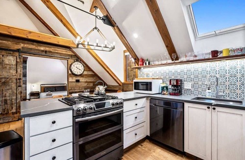 Oakdale House | Entire Home | Sleeps 16 | w/Roof Deck | 5 mins to Downtown