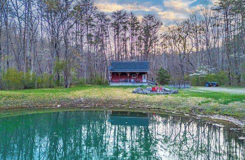 Peebles Cabin | Escape to The Red Barn! Private Retreat on 8 acres w/Firepit & Stocked Pond!