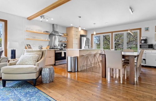 Cushing House | Evelyn's River Front Retreat- Spacious House with Modern Comforts and Nature