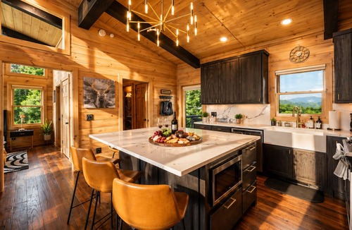 Epworth Cabin | Exclusive Luxe Escape Epic Views HotTub FirePit Games EV🔌 Privacy