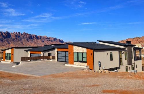 Moab South Valley House | Exclusive Retreats Desert Vista Retreat- Moab Estate for Large Groups- Pool, Spa