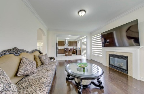 Brampton Villa | Executive 4BR Home Jacuzzi Fireplace Office