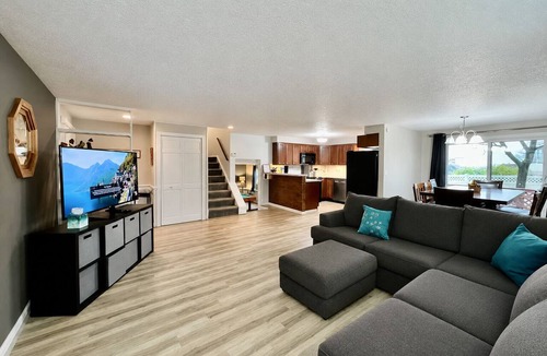 Lindenwald House | Executive Home - Work Ready - Garage - Dogs OK - 600 Mbps Internet - Pool Table