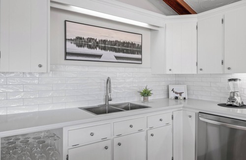 Granville House | Executive Waterfront Home