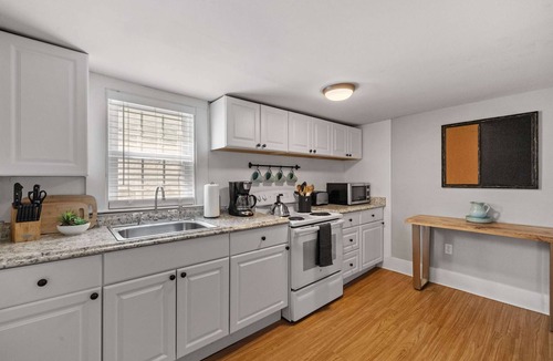 Exeter Apartment | Exeter 2nd Floor 2 Bed, 1 Bath- Pet Friendly