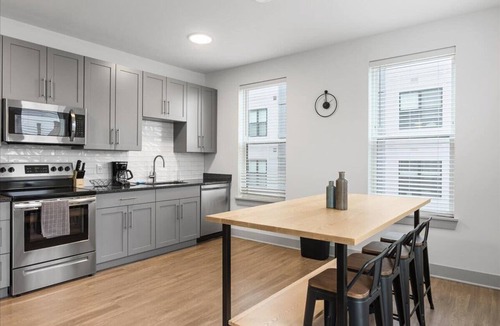 East Walnut HIlls Apartment | Experience Cincinnati! Walkable Modern Condo