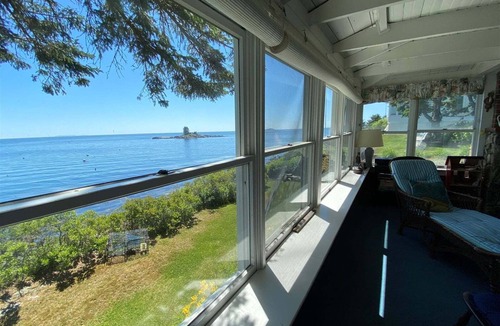 Ocean Point Cottage | Experience coastal charm at Edge Of The Sea, a cozy 3-bedroom cabin in Boothbay, ME.
