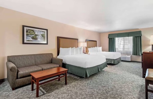 Eagle Hotel | Experience Relaxation in a Peaceful Room Near Eagle Ranch Golf Club
