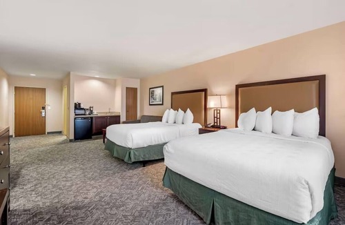 Eagle Hotel | Experience Relaxation in a Peaceful Room Near Eagle Ranch Golf Club