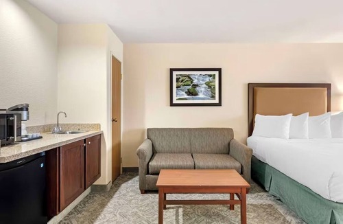 Eagle Hotel | Experience Relaxation in a Peaceful Room Near Eagle Ranch Golf Club