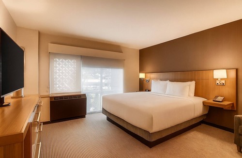 Mountain House Hotel | Experience the Peaks! Ski Resort, Jacuzzi Comfort & Easy Shuttle!
