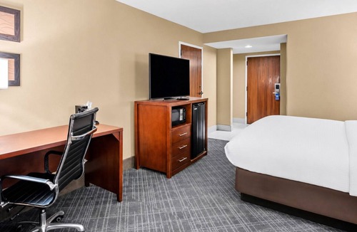 Highlands - Perkins Hotel | Explore Baton Rouge—Near LSU, Downtown, Zoo & Mall with Free Breakfast & Parking