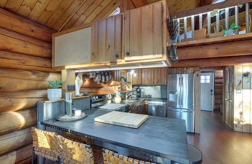 Fairbanks Cottage | Explore Fairbanks! Authentic Log Cabin w/Views