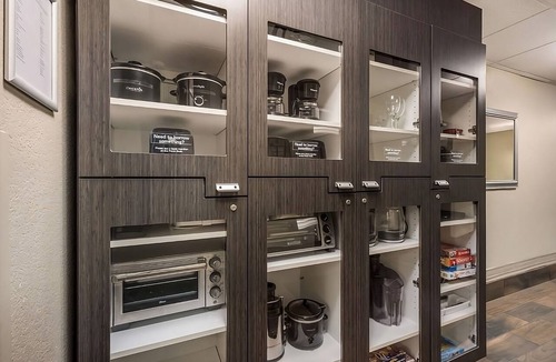 Burlington Hotel | Explore North Shore from Boston! Kitchen, Pets Allowed, Near Burlington Mall!