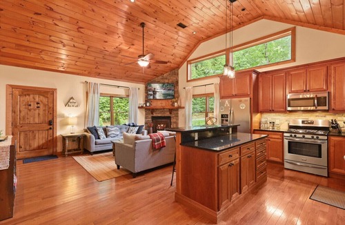 Boone Cabin | Exquisite Cabin convenient to Boone & Blowing Rock