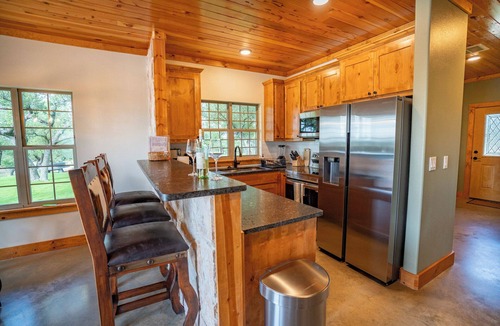 Lampasas Cottage | Exquisite Hill Country Cottage-Giraffe and wildlife experiences