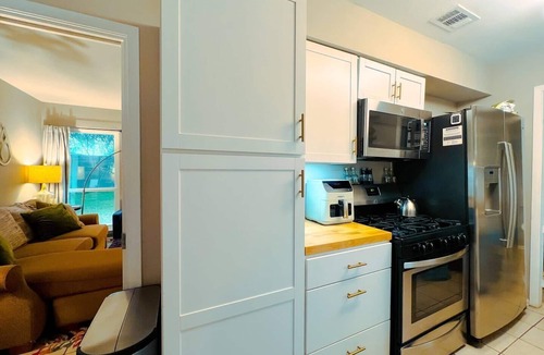 East Congress House | Extended Stay! 2br, 1ba + Full Office & Enclosed Patio in the St. Elmos District