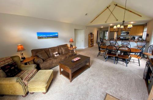 Carroll Villa | F5 Renovated home on golf course in Bretton Woods AC