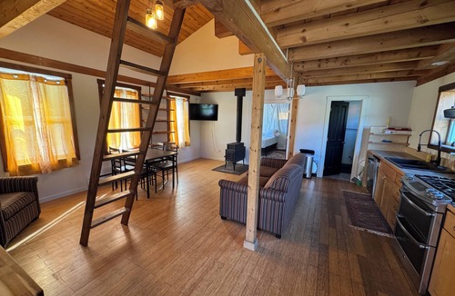 Womens Bay Cottage | Fabulous 1-bedroom w/Loft cottage in Kodiak