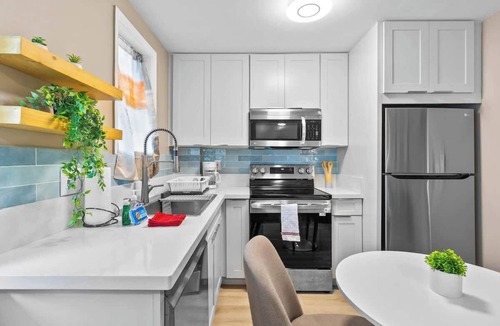 McCully - Moiliili Apartment | Fabulous Renovated Honolulu Loft with A/C